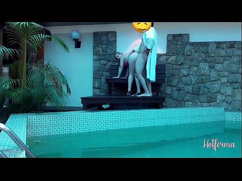 ❤️ Boss invitéiert Déngschtmeedchen an de Pool, mee konnt net engem waarm widderstoen Häre Porno bei eis ☑