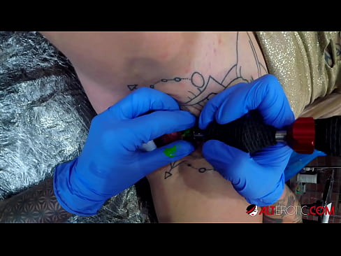 ❤️ Extrem tattooed Hottie Sully Savage krut en Tattoo op hirem Klitoris Häre Porno bei eis ☑
