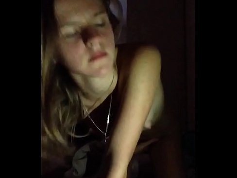 ❤️ E Meedchen masturbéiert a kummt Häre Porno bei eis ☑